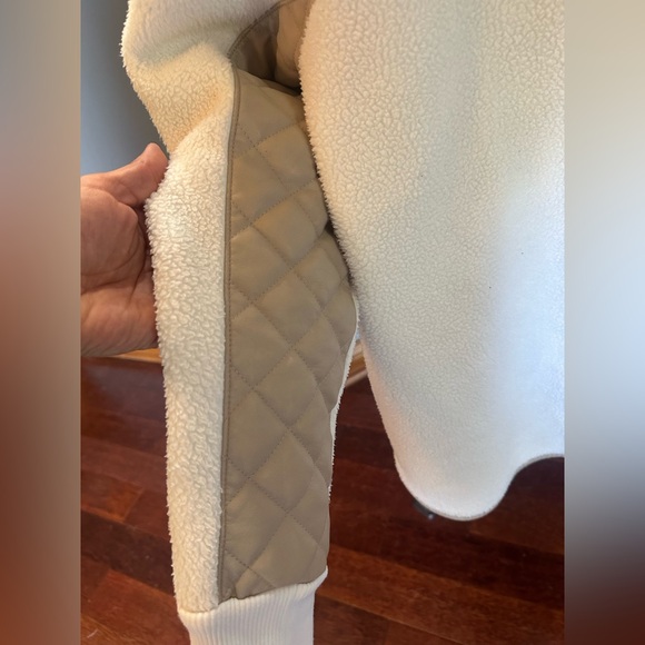 Abercrombie & Fitch Cream and Tan Quilted Sherpa Pullover. Women’s Small. EUC. - Picture 7 of 16